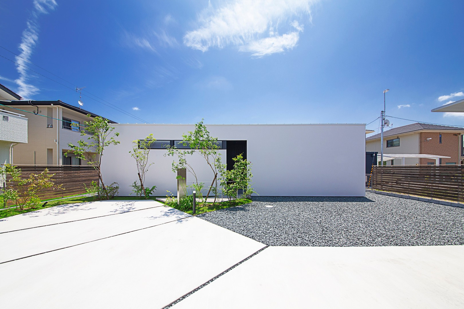 静岡県浜松市浜北区［HILLA-house] 中庭を囲う「コ」の字型の平屋 メイン画像