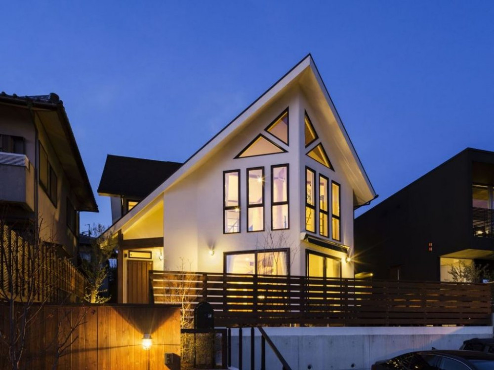 三角窓と大屋根が特徴の、木の温もりを感じる家 メイン画像